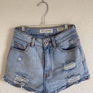 Size 0 Light Wash Bullhead Mom Short